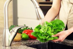 วิธีล้างผักผลไม้แบบล้างผ่านน้ำก๊อก
