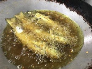 อาหารขึ้นชื่อของทางภาคใต้ -เมนู ปลากระบอกทอดขมิ้น